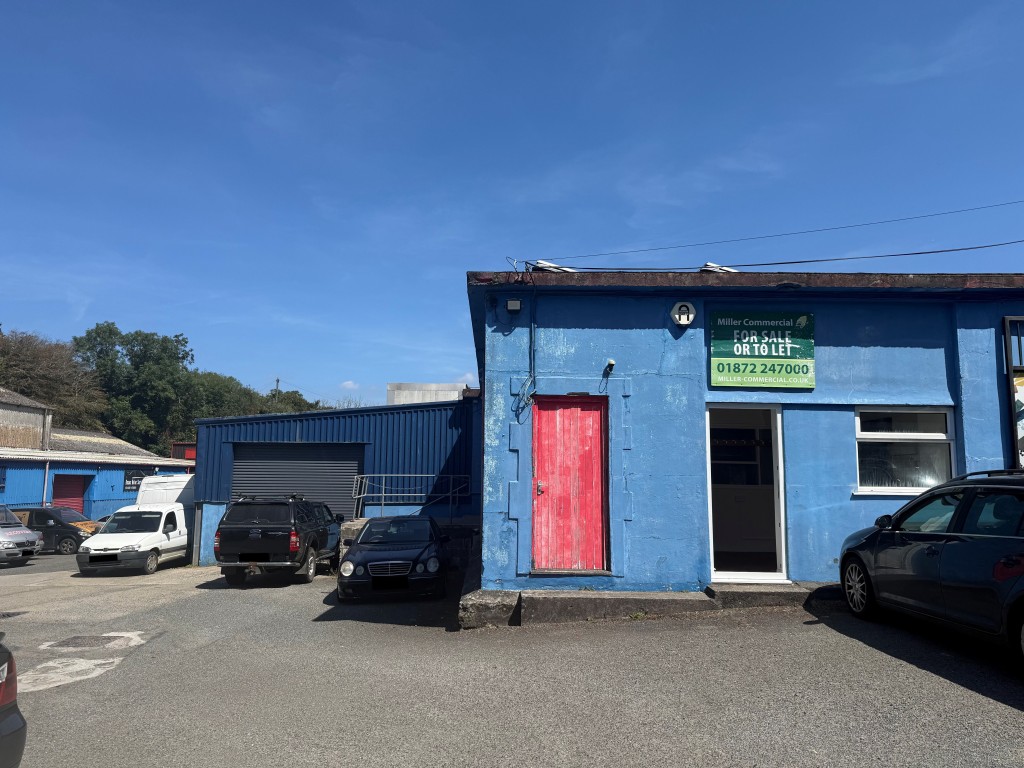 Lot: 53 - VACANT LARGE INDUSTRIAL UNIT - Front elevation